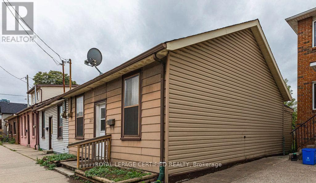 227 Wellington Street North