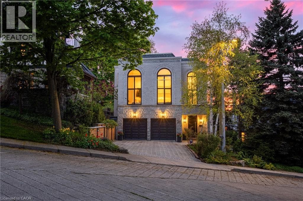 28 UNDERCLIFFE Avenue
