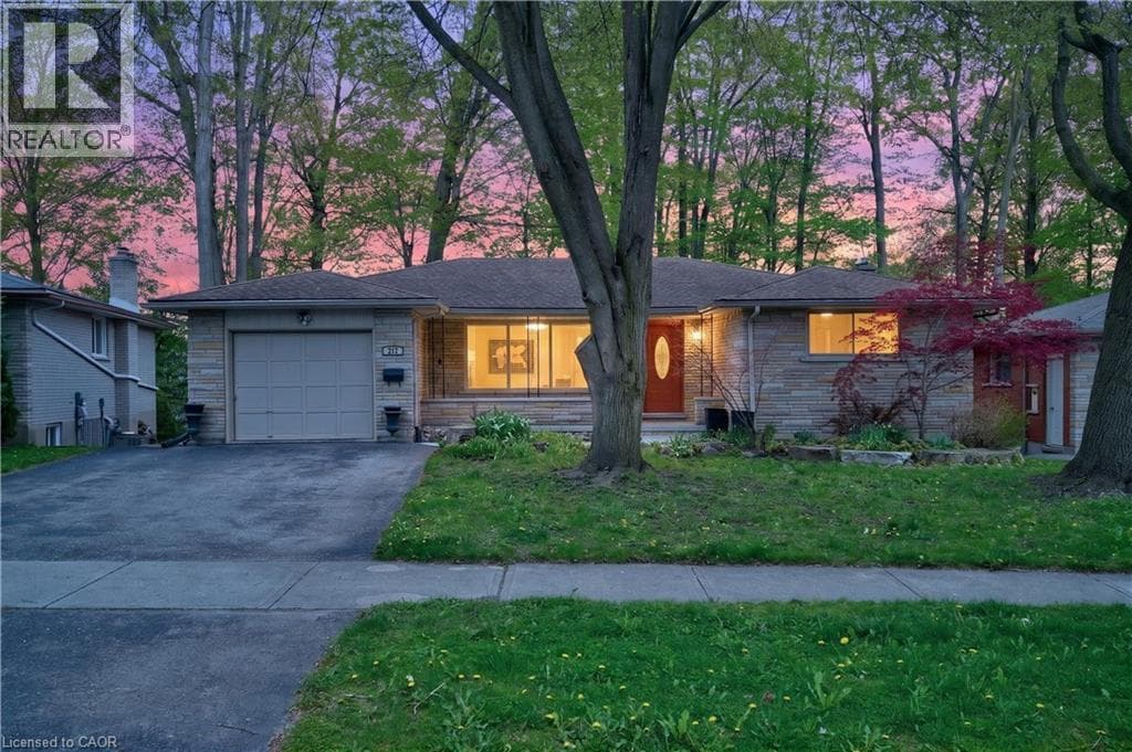 217 PINEGROVE Crescent