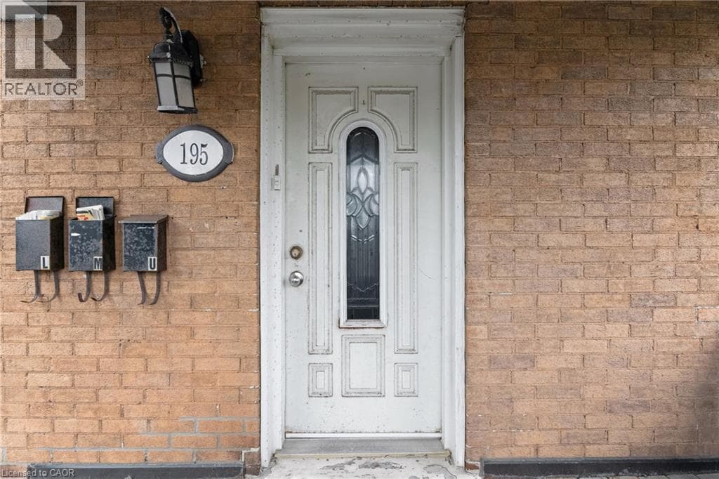 195 VICTORIA Street North