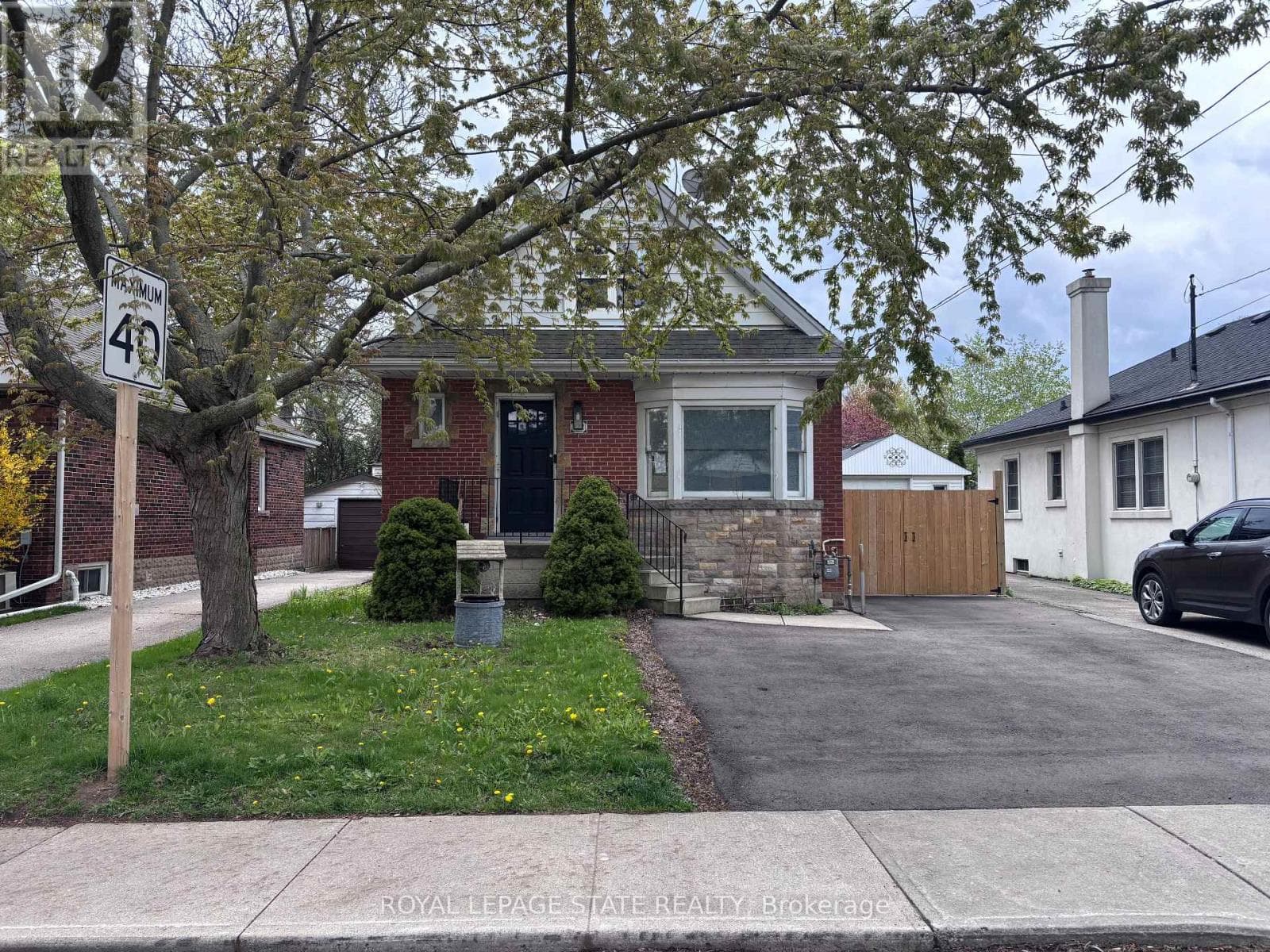 122 Queensdale Avenue East