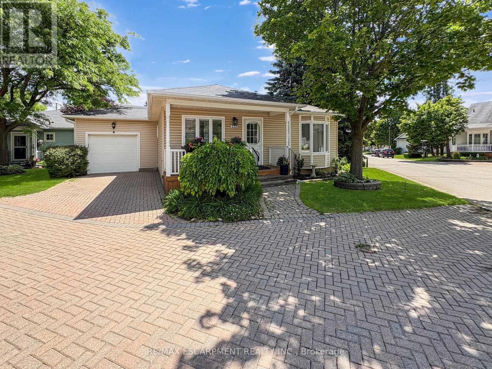 232 Silverbirch Boulevard