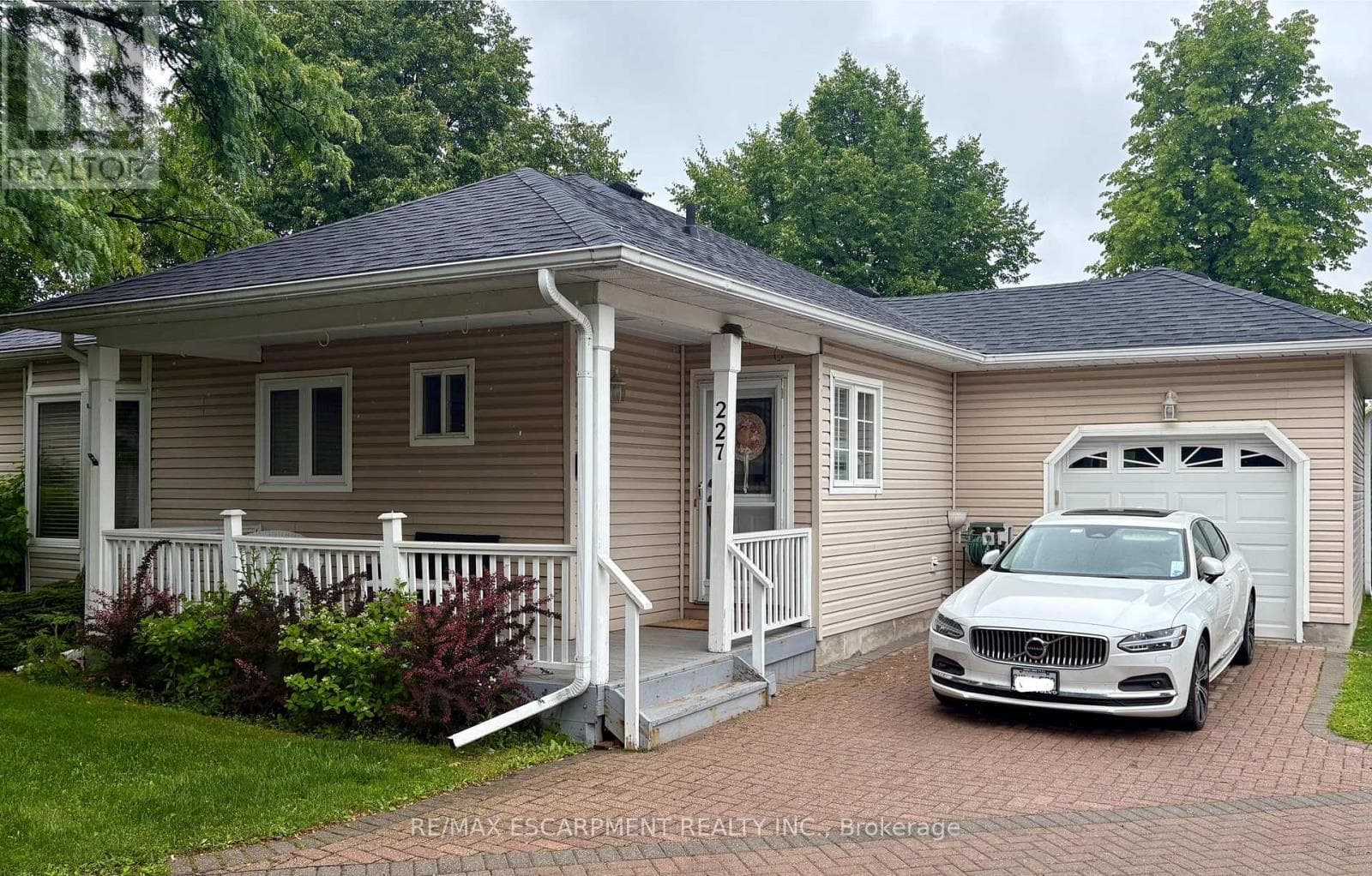 227 Silverbirch Boulevard