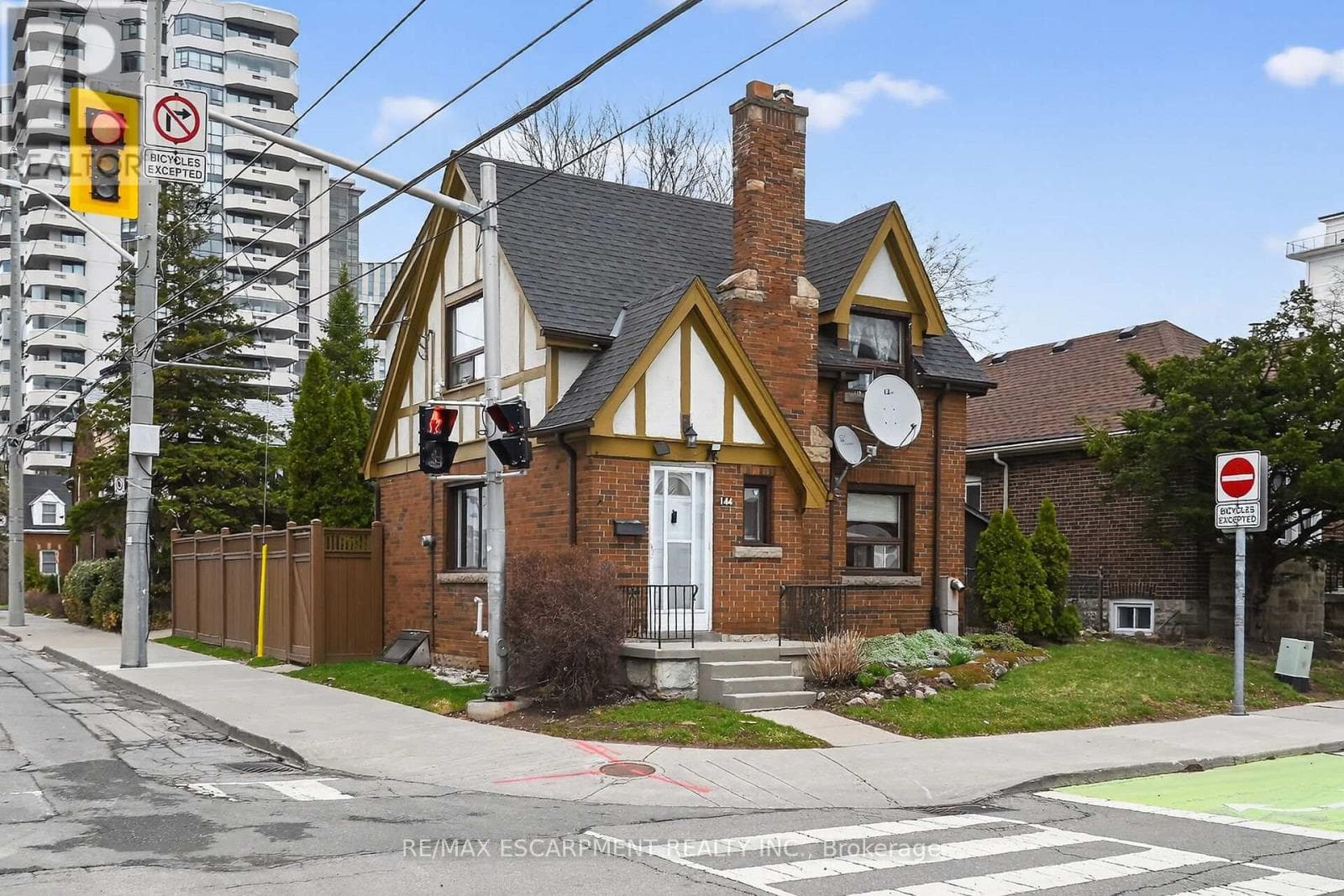 144 Hunter Street West