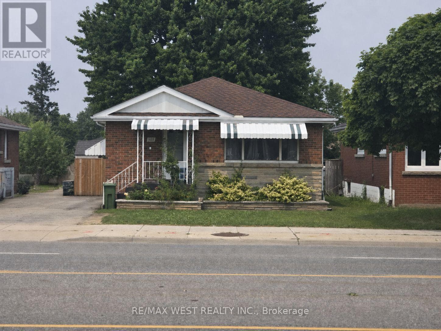 305 Mohawk Road East