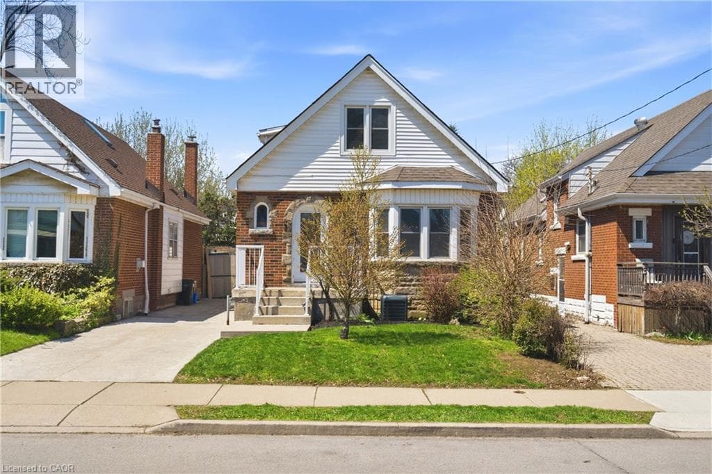 148 HUXLEY Avenue South