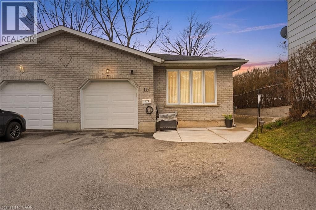 19 DUNDAS Street West