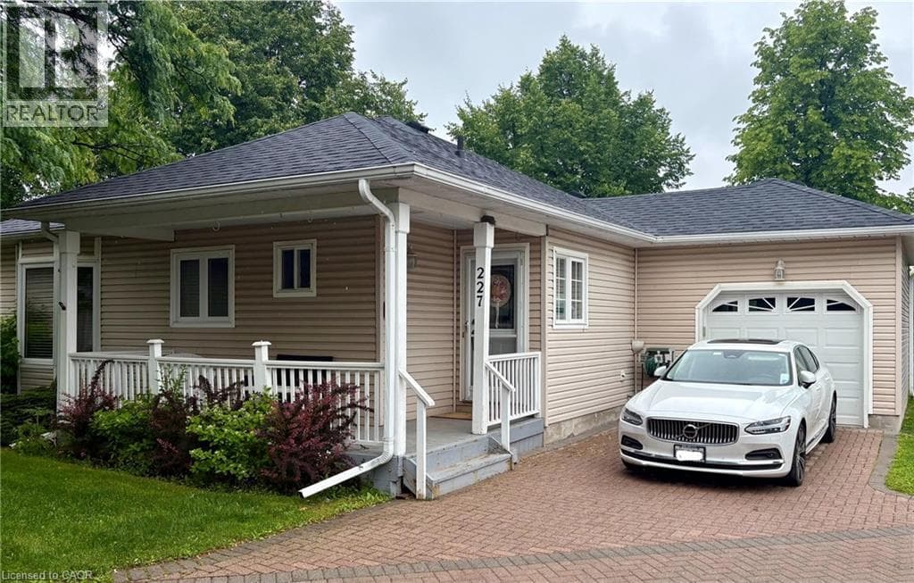 227 SILVERBIRCH Boulevard