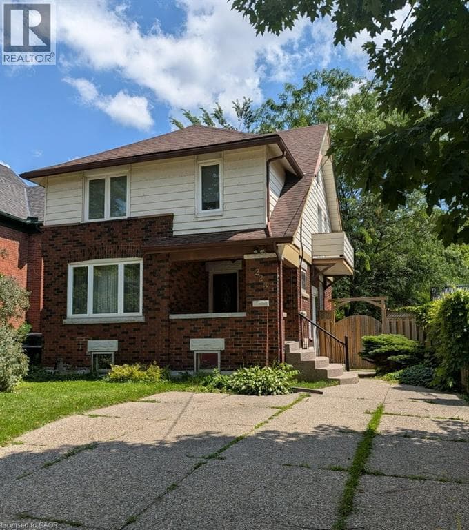 223 WELLINGTON Street North