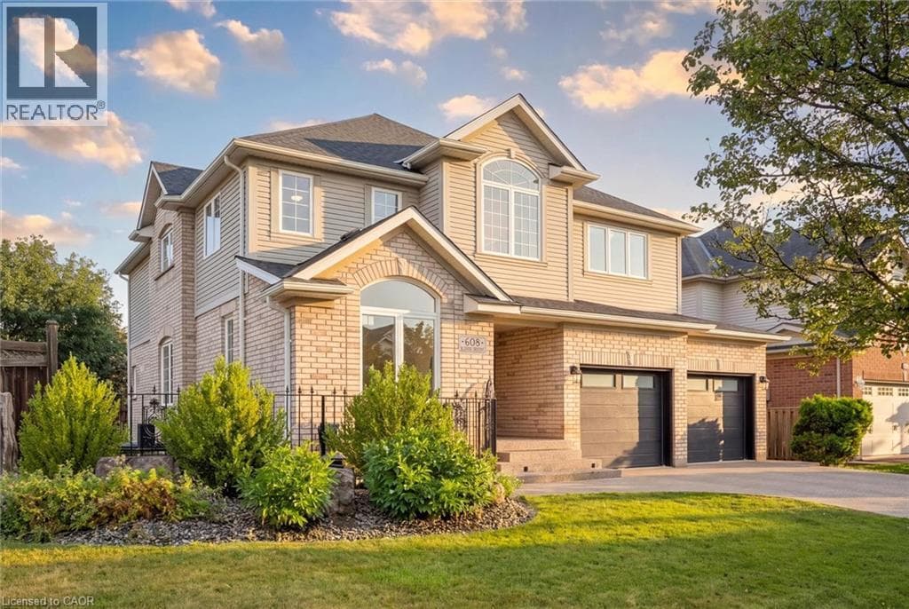 608 BLUENOSE Crescent