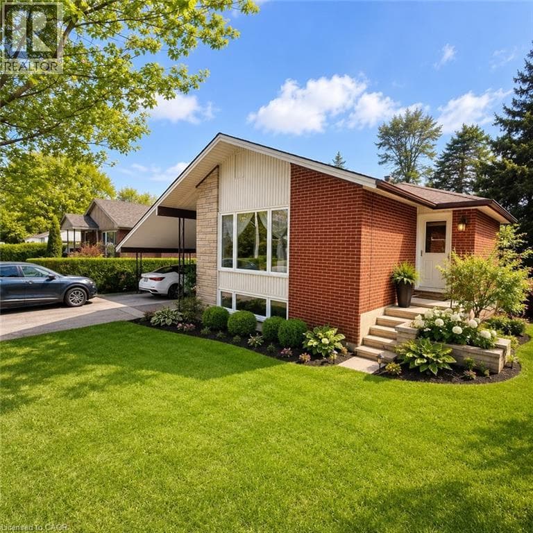 82 BLACKWOOD Crescent