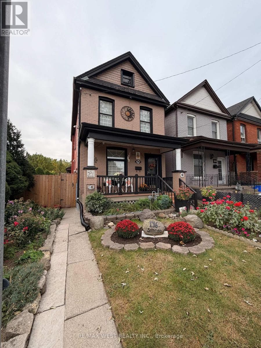 196 Simcoe Street East