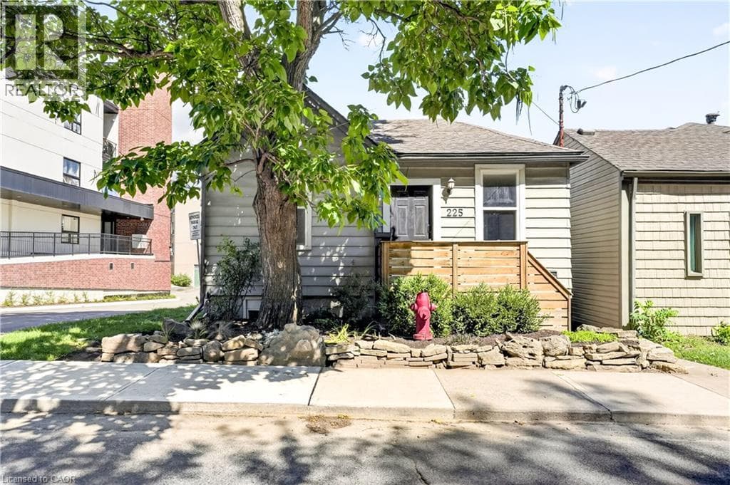 225 CHARLTON Avenue East