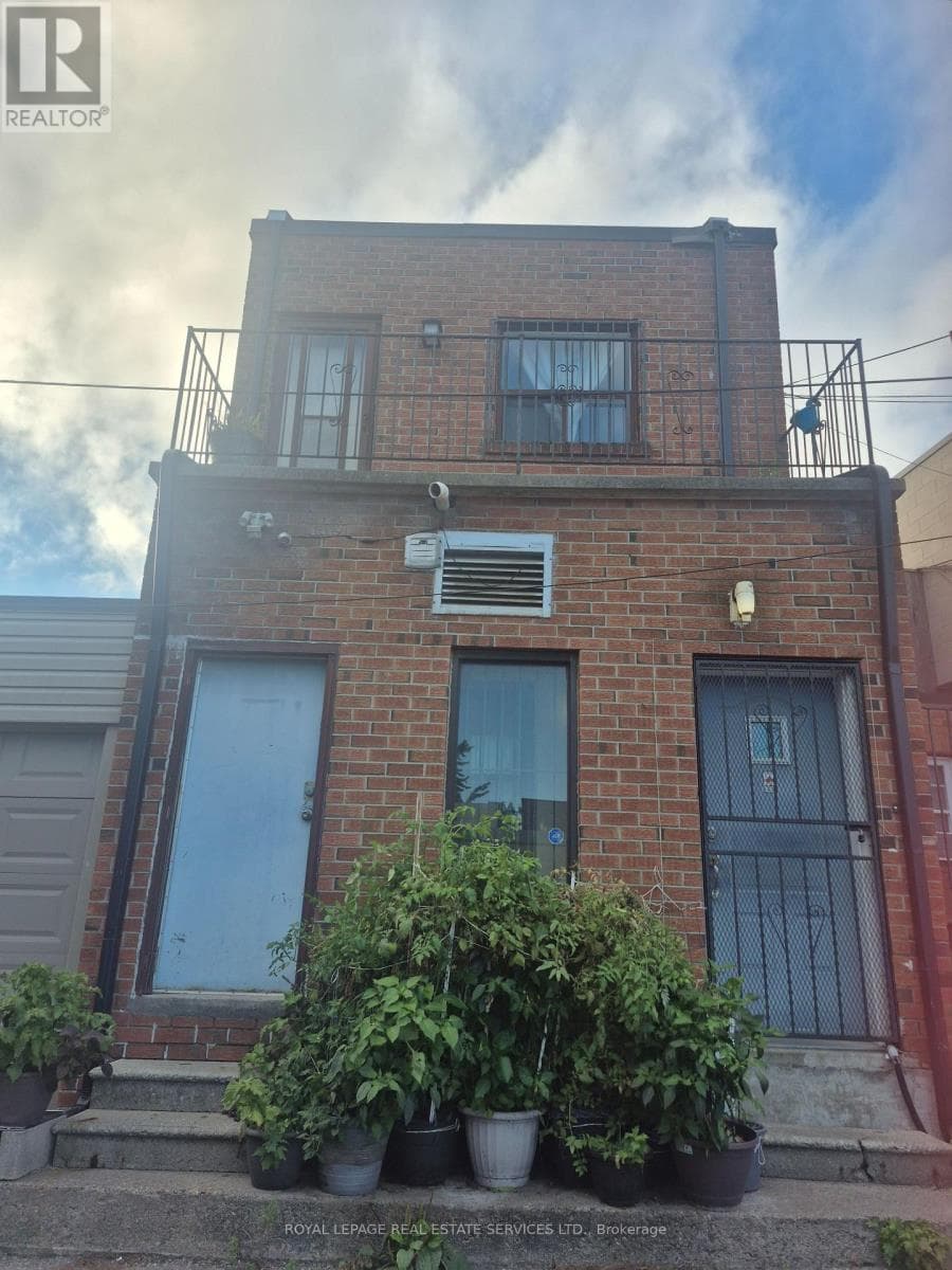 1584 Dundas Street West